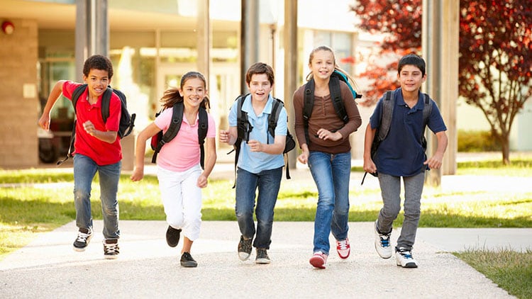 Schüler rennen aus Schule