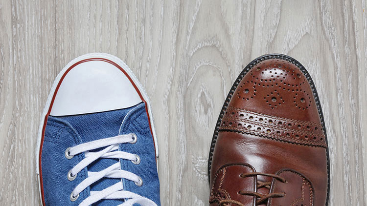 Zwei verschiedene Schuhe