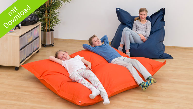 Kinder liegen auf Sitzsäcken