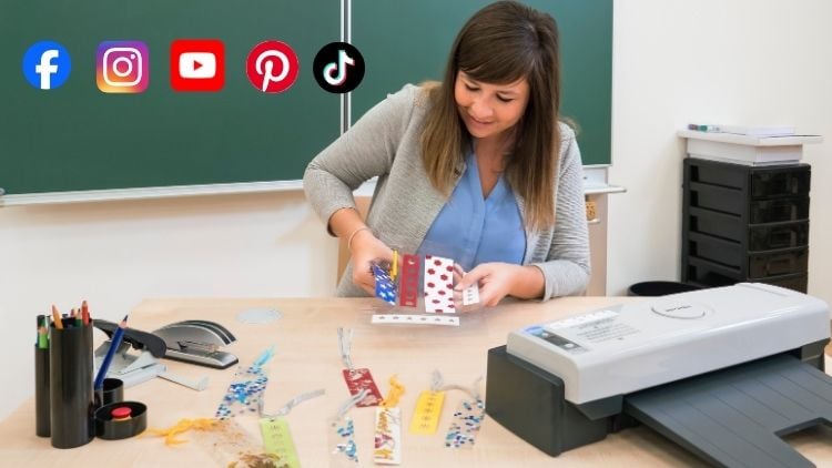 Lehrerin laminiert Lesezeichen