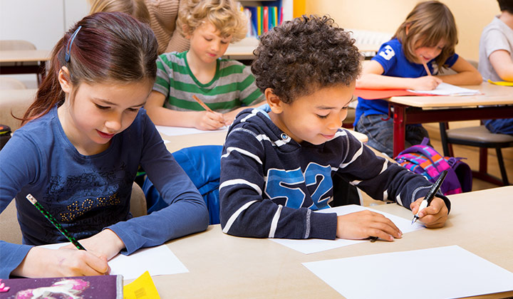 Kinder sitzt am Tisch und spielt mit Becherquizzer