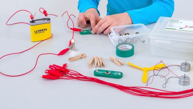 Versuchsaufbau mit Glühbirne und Batterie