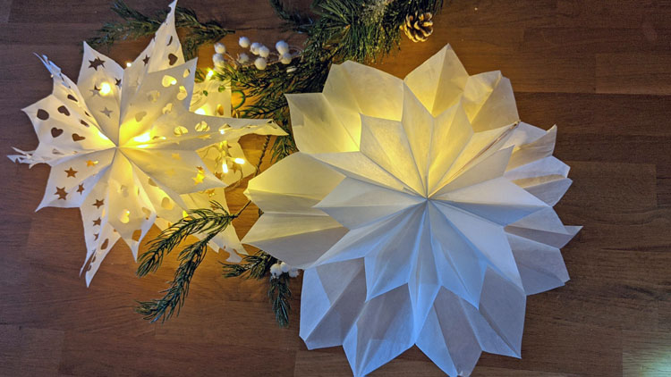 Sterne aus Butterbrottüten von betzold.de gebastelt.