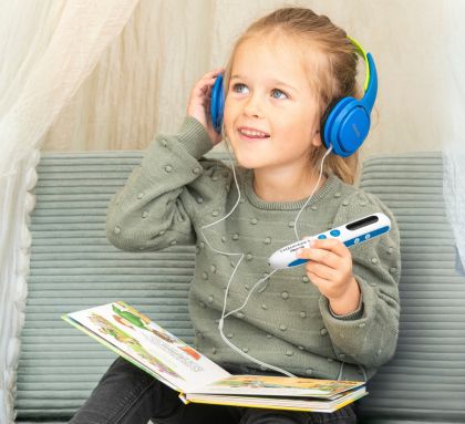 Mädchen trägt Kopfhörer und lernt mit Tellimero EDU