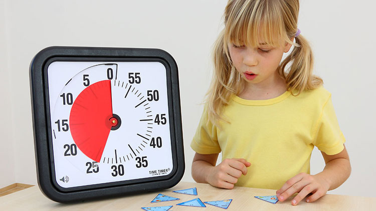 Kind mit Riesen-Time-Timer