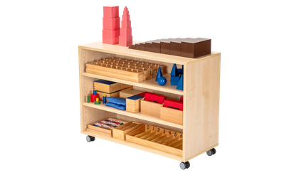 Montessori-Lernmaterial in einem fahrbaren Wagen mit 3 Fächern