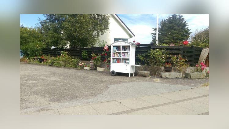 Büchertauschregal an einer Straße in Dänemark