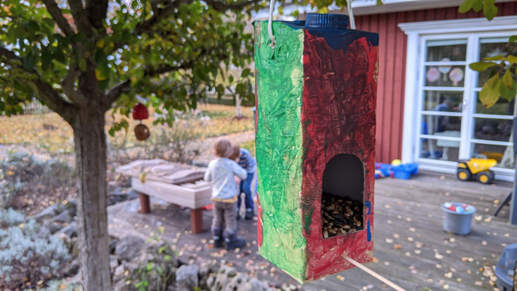 Vogelfutterspender aus einer Milchtüte gebastelt.