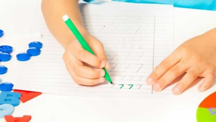 Vor dem Dreipunktgriff halten Kinder den Stift oder Pinsel oft in der Vierpunkthaltung.