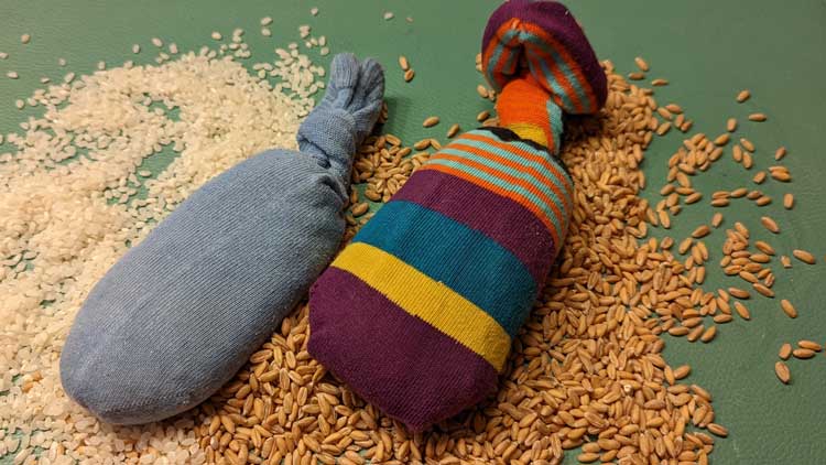 Aus einer Socke und Reis oder Dinkel entsteht ohne Nähen im Nu ein Wärmekissen.