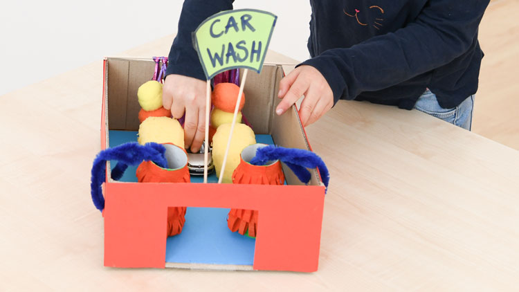 Waschanlage für Spielzeugautos aus einem kleinen Karton gebaut.