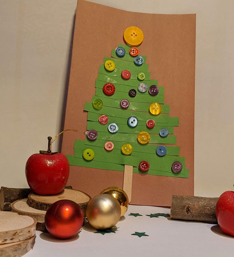 Weihnachtsbaum Karte mit Knöpfen aus dem Betzold Online-Shop beklebt und verziert.