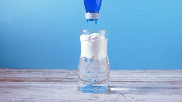 Mit Rasierschaum und blauer Farbe lässt sich ein Wolkenexperiment für Kinder durchführen.