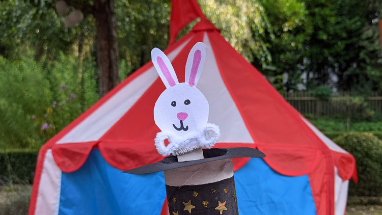 Hase aus einem Pfeifenputzer und einem Holzstäbchen gebastelt, nach einer Anleitung aus dem Betzold Blog.