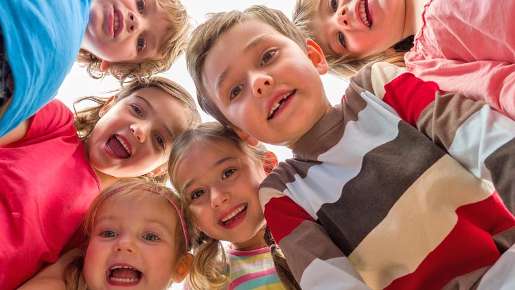Lachende Kindergruppe