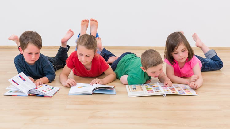Kindergruppe liest Bücher