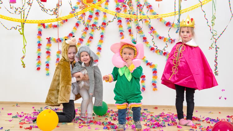 Kinder feiern eine Kostümparty mit Verkleidungen von Betzold.