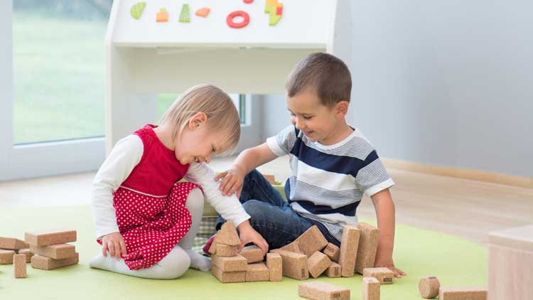 Bereits Kleinkinder können konstruktives Streiten lernen und werden dadurch in ihrer sozial-emotionalen Entwicklung gefördert.