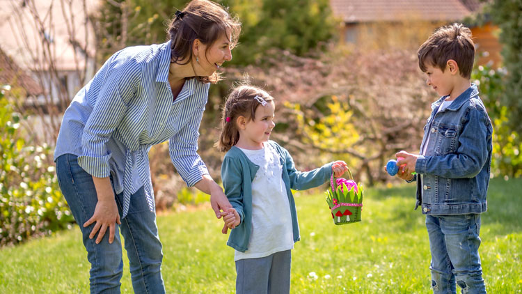 Ostereiersuche mit Kindern