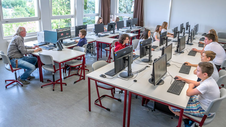 Klasse arbeitet an Laptops