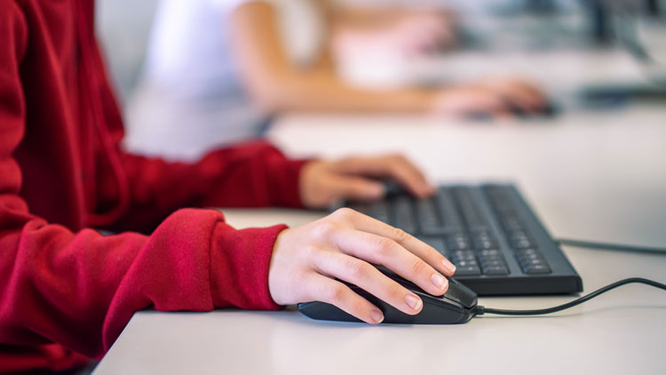 Schülerin arbeitet an Laptop