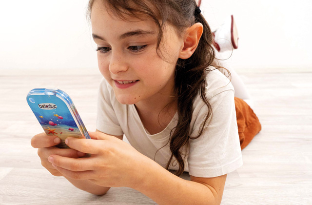 Kind spielt mit dem beleduc-Spielhandy