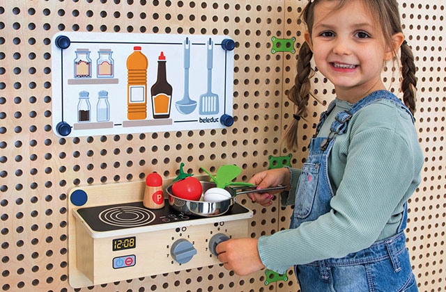 Kind spielt mit dem beleduc PLUG it Modul