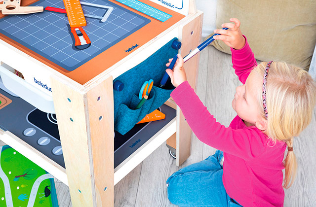 Kind spielt mit dem Aktions-Spieltisch von beleduc