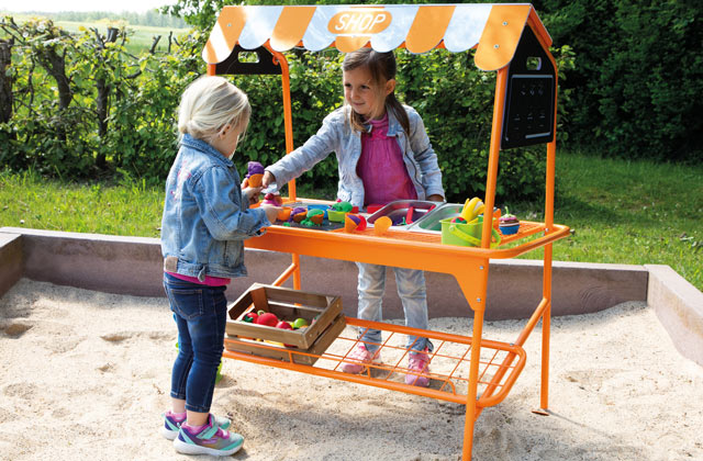 Kinder spielen im Kaufladen