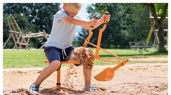 Junge spielt mit TopPlay Sitzbagger im Sandkasten