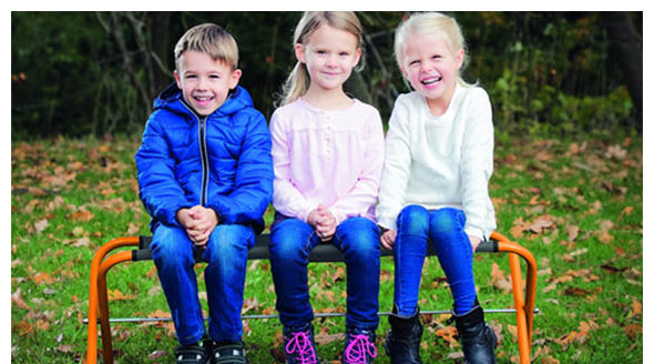 Kinder sitzen auf beleduc Sitzbank