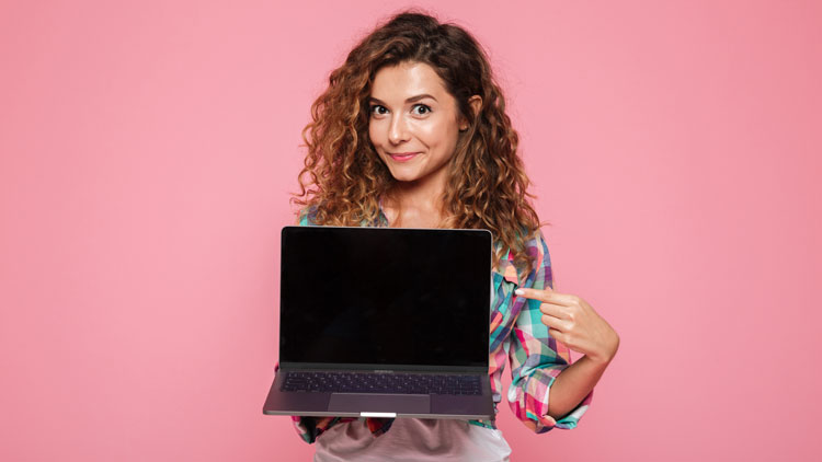 Junge Frau mit Laptop