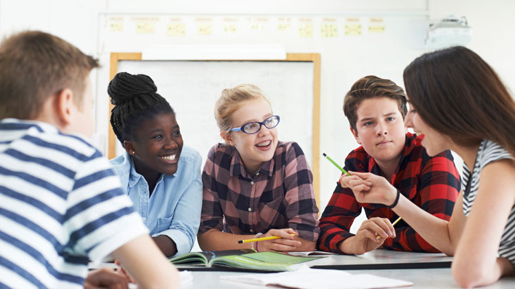 Schülergruppe unterhält sich am Tisch