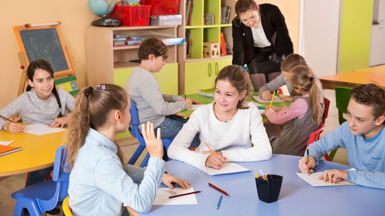 Schüler mit Lehrerin in Klasse.
