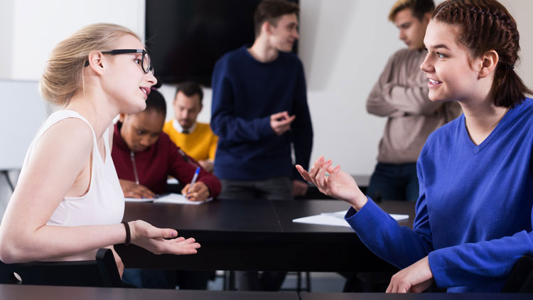 Zwei Schüler unterhalten sich.