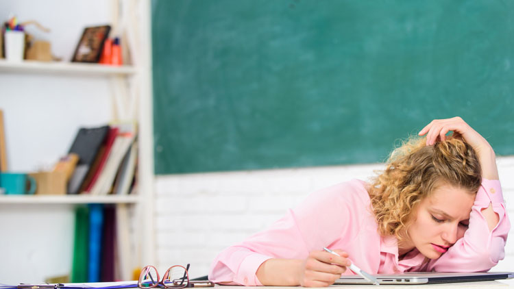 Lehrerin schläft beim Arbeiten ein