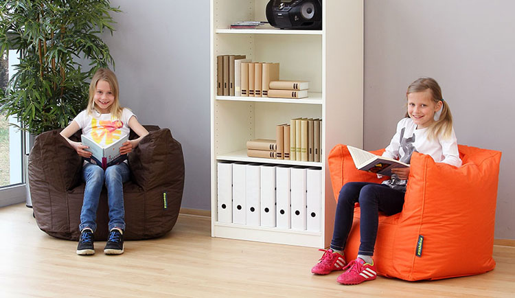 Mädchen lesen in Sitzsäcken