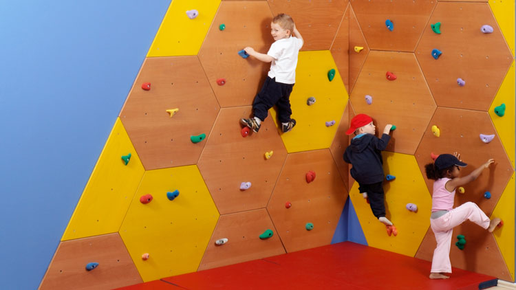 Kinder beim Bouldern