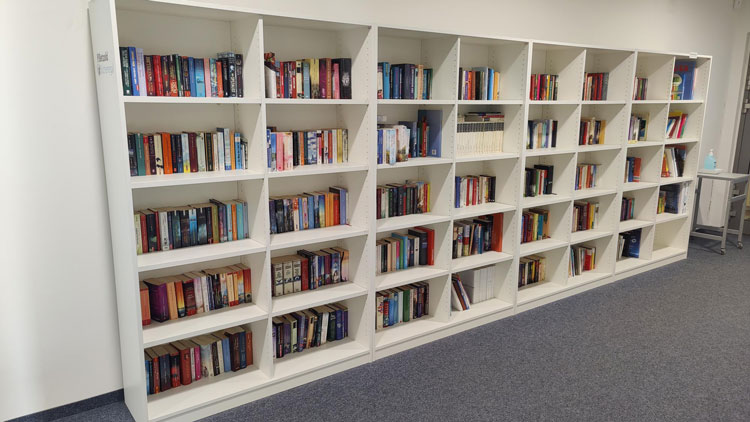 Büchertauschregal bei Betzold