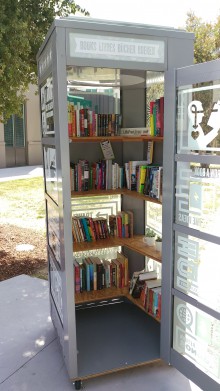 Büchertauschregal an einer Straße