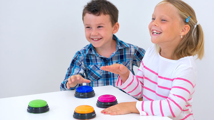 Kinder mit bunten Antwort-Buzzern