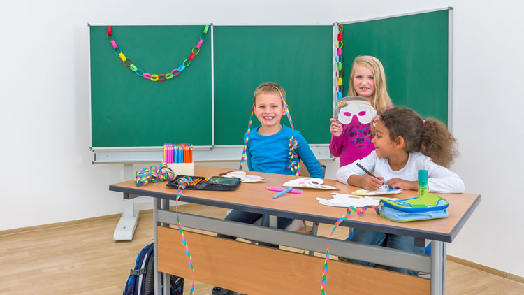 Kinder beim Basteln im Klassenzimmer