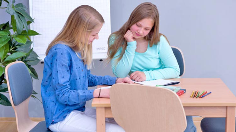 Schülerinnen am Tisch