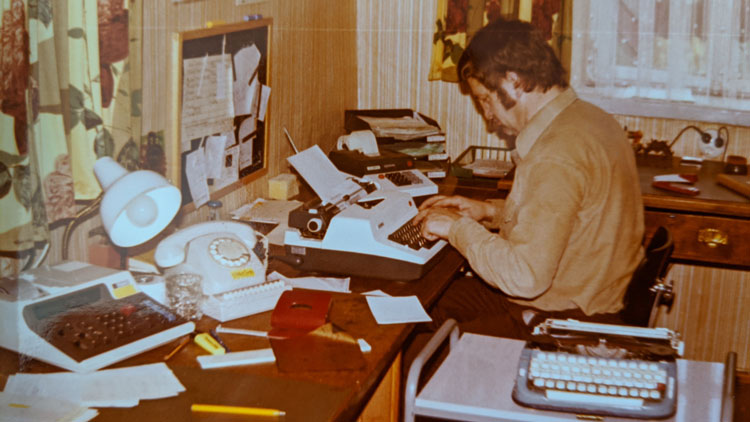 Arnulf Betzold arbeitet an seinem Schreibtisch