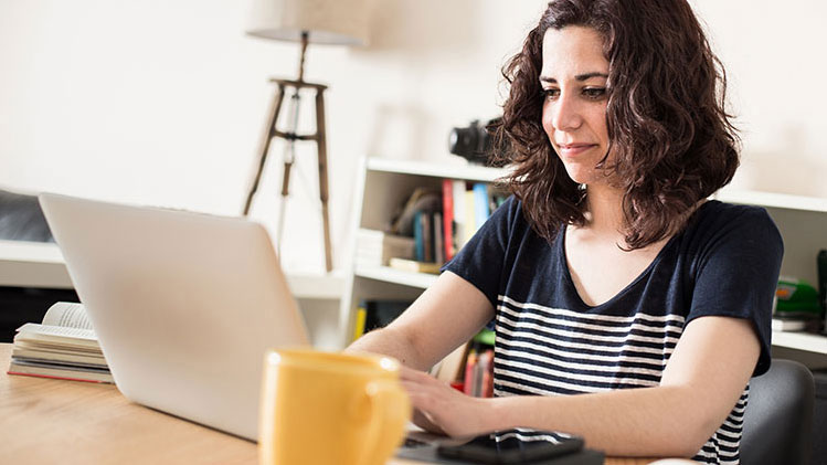 Frau arbeitet am Laptop