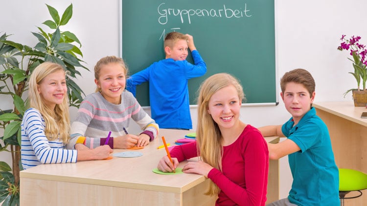 5 Schüler bei Gruppenarbeit