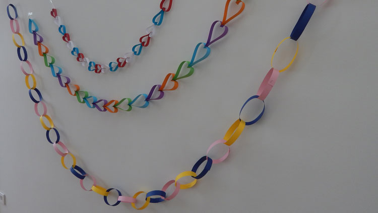 Girlanden aus Papier-Herzen und Papier-Ringen