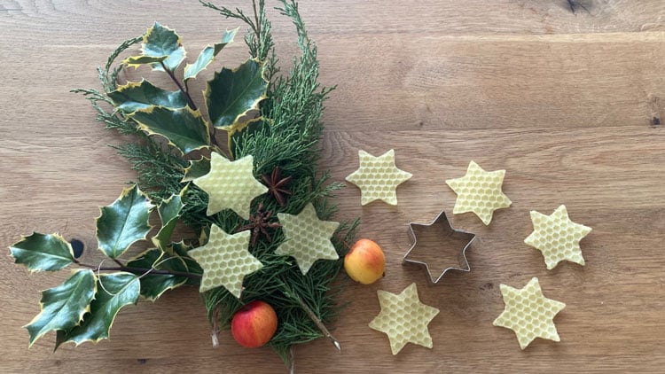 Mit einem Ausstecher für Weihnachtsgebäck lassen sich auch  kleine Wachsdekorationen ausstechen.