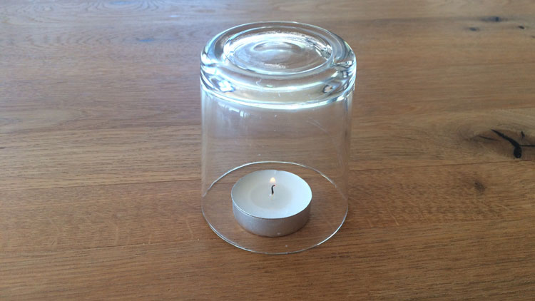 Die Flamme der Kerze wird kleiner
