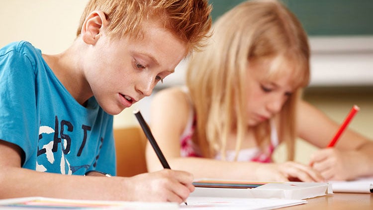 Kinder schreiben im Unterricht